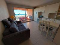 Kuchyňa alebo kuchynka v ubytovaní Appartement 2 pièces climatisé en front de mer au Grau d'Agde avec terrasse et accès direct à la plage - FR-1-423-275