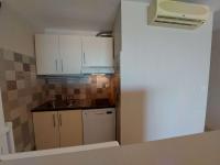 Kuchyňa alebo kuchynka v ubytovaní Appartement 2 pièces climatisé en front de mer au Grau d'Agde avec terrasse et accès direct à la plage - FR-1-423-275
