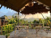 Cảnh núi rừng hoặc tầm nhìn ra núi từ biệt thự