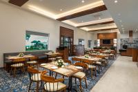 Un restaurant sau alt loc unde se poate mânca la Cassia Resort, Kasauli