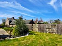Ogród w obiekcie Maison cosy à Saint-Méloir-des-Ondes avec jardin privé