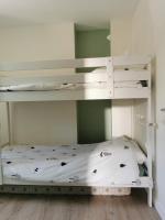 Łóżko lub łóżka w pokoju w obiekcie Villard de Lans, coeur de village.Bel appartement