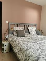 Łóżko lub łóżka w pokoju w obiekcie Villard de Lans, coeur de village.Bel appartement