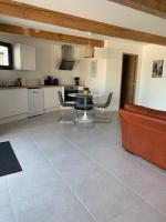 Kuchyňa alebo kuchynka v ubytovaní La Parenthèse maison T3 au calme avec parking gratuit