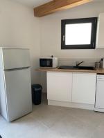 Kuchyňa alebo kuchynka v ubytovaní La Parenthèse maison T3 au calme avec parking gratuit