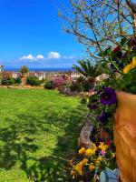 A garden outside GardenBnB- apartment with garden & seaview