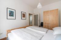A bed or beds in a room at Im Herzen von Wien