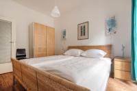A bed or beds in a room at Im Herzen von Wien