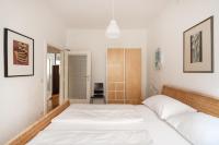 A bed or beds in a room at Im Herzen von Wien