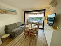 Televízia a/alebo spoločenská miestnosť v ubytovaní Studio à 350m de la plage, terrasse ouverte, clim