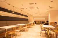 Kochi Sunrise Hotel في كوتشي: غرفة طعام مع طاولات وكراسي ولوحة طباشير