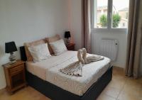 Łóżko lub łóżka w pokoju w obiekcie Villa avec plage à pied et grande piscine