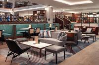 un ristorante con divani, tavoli e sedie di Prague Marriott Hotel a Praga