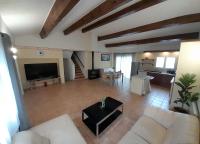 Telewizja i/lub zestaw kina domowego w obiekcie Villa avec plage à pied et grande piscine