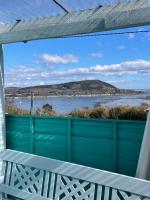 Una vista del agua desde el balcón de una casa. en No.9, en Inverness
