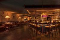 Moxy NYC East Villageにあるレストランまたは飲食店