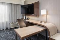 Courtyard by Marriott Toronto Vaughanにあるキッチンまたは簡易キッチン