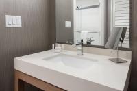 Courtyard by Marriott Toronto Vaughanにあるバスルーム
