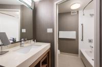 Courtyard by Marriott Toronto Vaughanにあるバスルーム