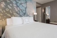 Courtyard by Marriott Toronto Vaughanにあるベッド