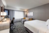 Courtyard by Marriott Toronto Vaughanにあるベッド