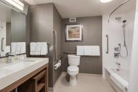 Courtyard by Marriott Toronto Vaughanにあるバスルーム