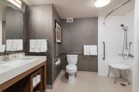 Courtyard by Marriott Toronto Vaughanにあるバスルーム