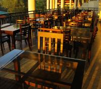 una fila di tavoli e sedie in un ristorante di Sky Gate kandy a Kandy