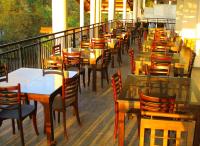 una fila di tavoli e sedie in un ristorante di Sky Gate kandy a Kandy
