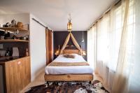 Un pat sau paturi &icirc;ntr-o camer&#x103; la Studio Insolite Viking