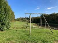 Plac zabaw dla dzieci w obiekcie Gîte de charme à la campagne