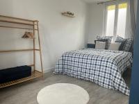 Een bed of bedden in een kamer bij Studio Carnot - Proche Docks 76, Kindarena et centre ville de ROUEN - Stationnement gratuit - NETFLIX - WIFI