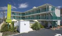 ein großes Apartmenthaus mit einem grünen Balkon in der Unterkunft Shangri-La Motel in Ocean City
