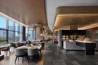 een restaurant met tafels en stoelen en een open haard bij Nantong Marriott Hotel in Nantong