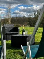 Vonkajšia záhrada v ubytovaní Gite les Caravottes 4 Etoiles avec Jacuzzi - JURA