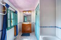 A bathroom at El Nido holiday cottage with pool