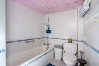 A bathroom at El Nido holiday cottage with pool