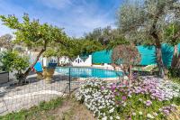 The swimming pool at or close to El Nido holiday cottage with pool