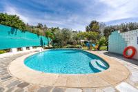 The swimming pool at or close to El Nido holiday cottage with pool
