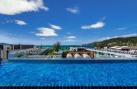Una gran piscina con vista al mar. en 7Q Patong Beach Hotel, en Patong Beach