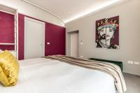 A bed or beds in a room at Ortigia's Queen