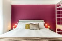 A bed or beds in a room at Ortigia's Queen