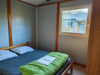 Łóżko lub łóżka w pokoju w obiekcie Camping Onlycamp Les Deux Rives
