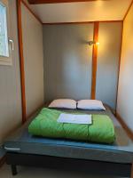 Łóżko lub łóżka w pokoju w obiekcie Camping Onlycamp Les Deux Rives
