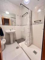 A bathroom at S2Plaza de la Merced especial grupos con parking