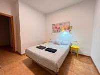 A bed or beds in a room at S2Plaza de la Merced especial grupos con parking