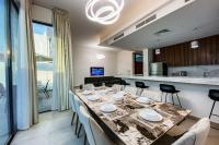 Kuchyň nebo kuchyňský kout v ubytování Luxury Villas with Beach Access by VB Homes