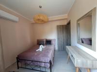 A bed or beds in a room at Déjà Blue