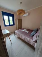 A bed or beds in a room at Déjà Blue