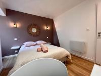 Posteľ alebo postele v izbe v ubytovaní LA PALMERAIE -wifi fibre- centre ville -PROPERTY RENTAL NM